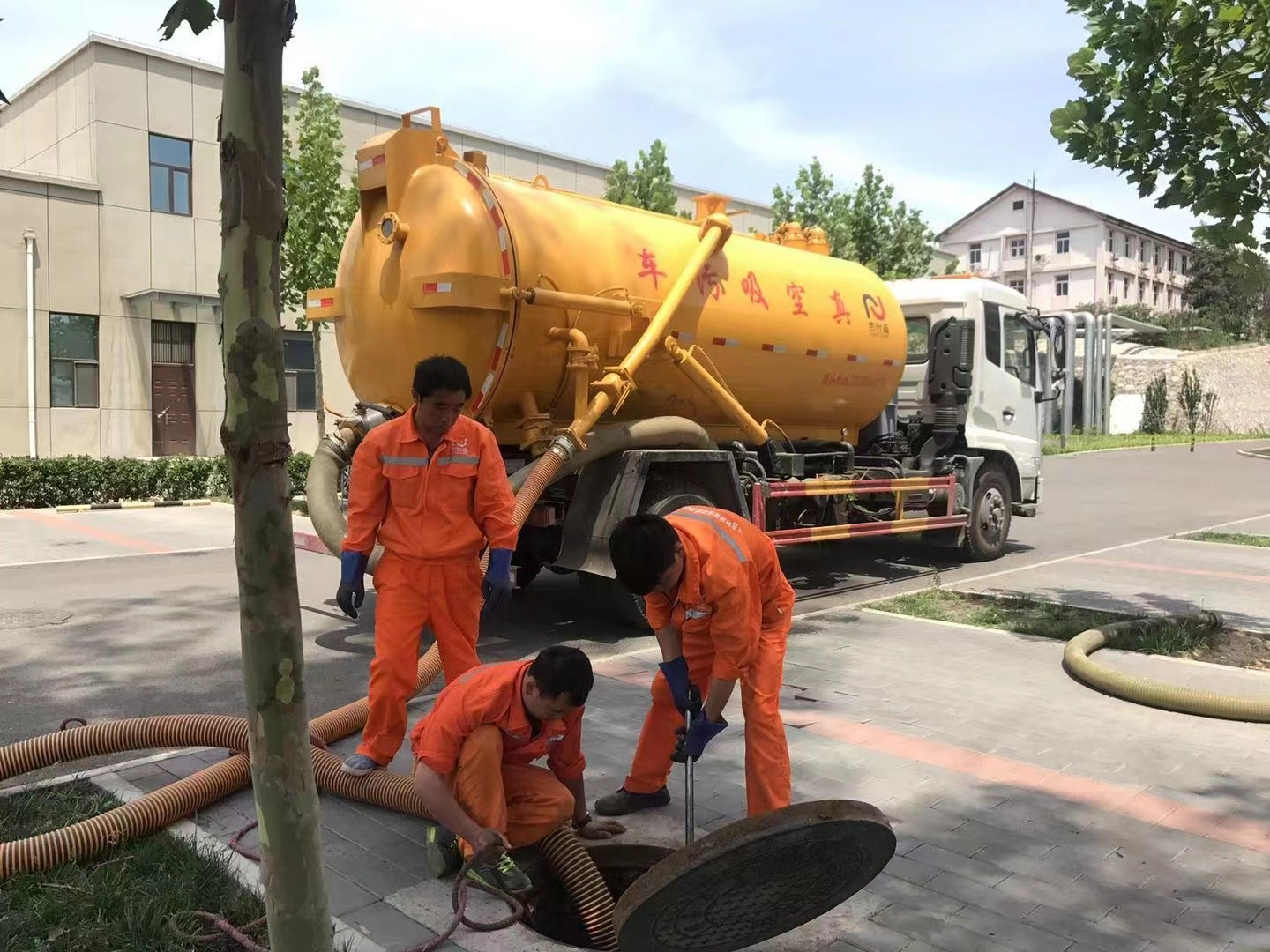 塘沽管道疏通车停在窨井附近