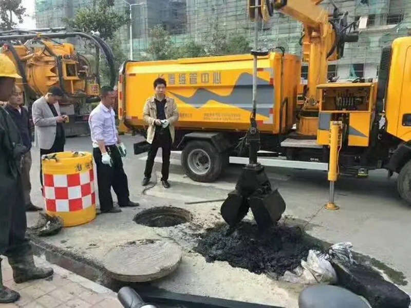 塘沽街道：网格员化身“清道夫”，为民解忧疏通“堵心”化粪池