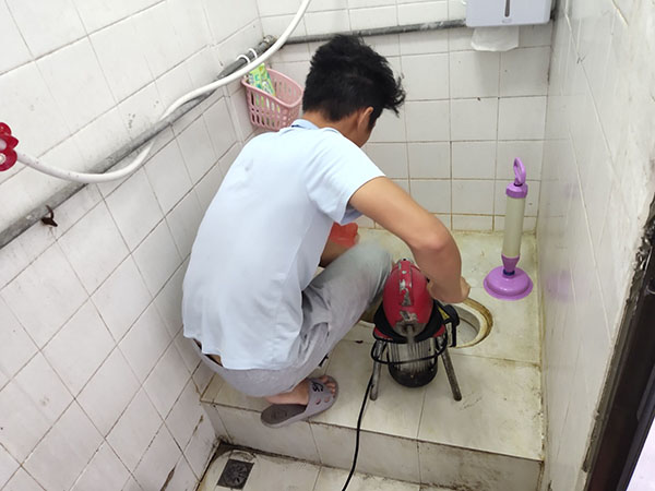 塘沽肥皂掉到马桶里把马桶堵住了怎么办？马桶堵住了怎么办